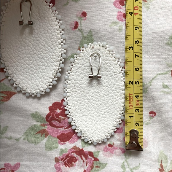 Gorgeous Indigenous made beaded auntie earrings 💛 ❤️ 🖤 - Picture 4 of 6